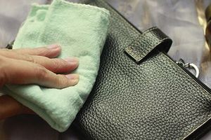 Як правильно доглядати за шкіряними сумками та гаманцями?